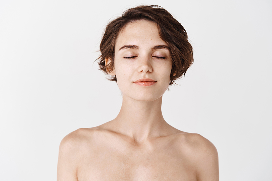 Frau mit Augen geschlossen 