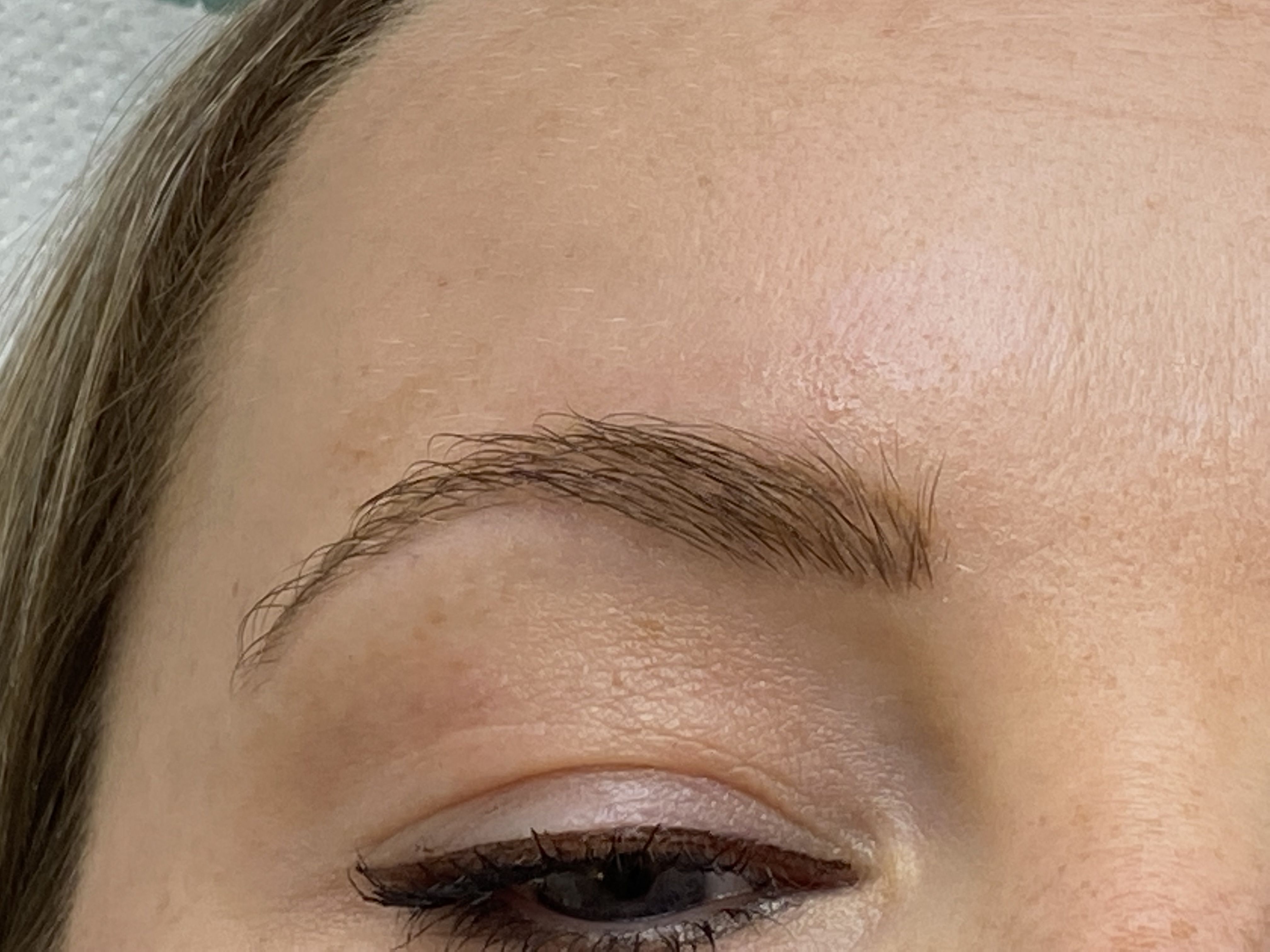 Permanent Makeup der Augenbrauen - vorher